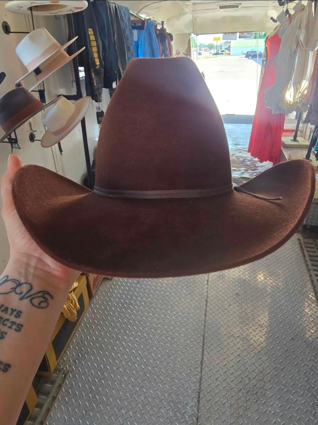 vintage felt hat, Gary’s Hat Co hat, whiskey brown cowboy hat, women’s western felt hat, luxury cowgirl hat, vintage western fashion, Texas boutique style, rodeo outfit ideas, western accessories, Pistols N Petticoats